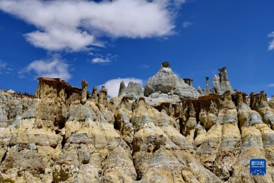 西藏札達：地質人文景觀引游客