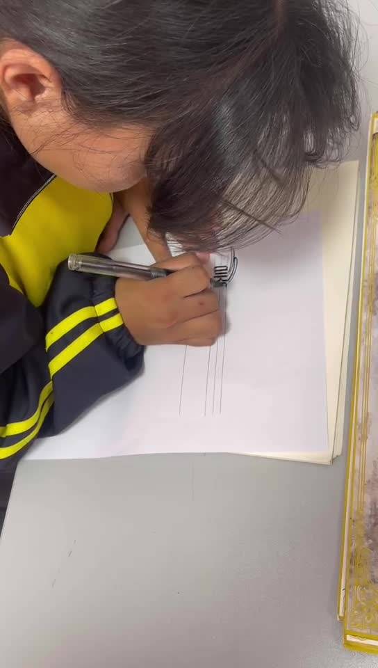 藏文書法：民族團結
拉措
瀘定一中