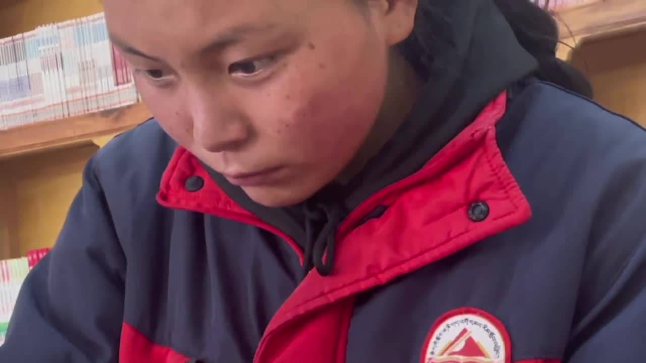藏文書法：祖國 我愛你
表演者：扎西拉姆
指導教師：曲巴  杜德超
甘孜州德格縣