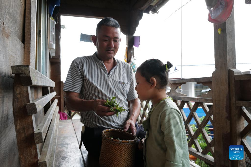 Porters fade into history in Tibet's mountain-locked county
