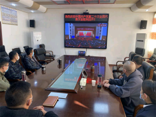 理塘各界群众收看党的二十大开幕盛况