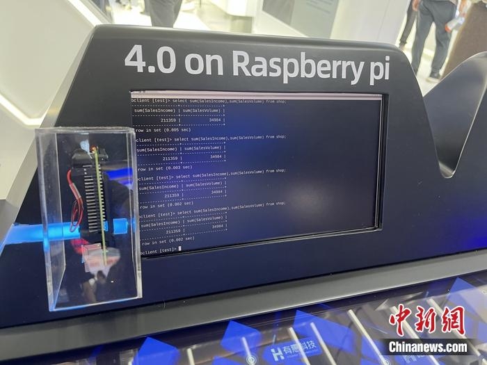 如名片般大小的電腦。<a target='_blank' href='/' >中新網</a>記者 吳濤 攝