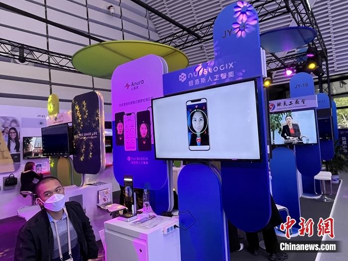 刷臉測試健康狀態。<a target='_blank' href='/' >中新網</a>記者 吳濤 攝