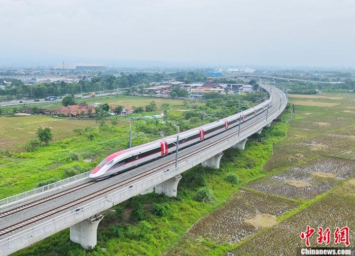資料圖：當地時間2022年11月9日，隨著一列中國制造的高速動車組緩緩駛出萬隆德卡魯爾站，印尼雅萬高鐵試驗段接觸網熱滑試驗全面展開。這也是該動車組首次在雅萬高鐵線路上亮相。 <a target='_blank' href='/'>中新社</a>發 李培養 攝