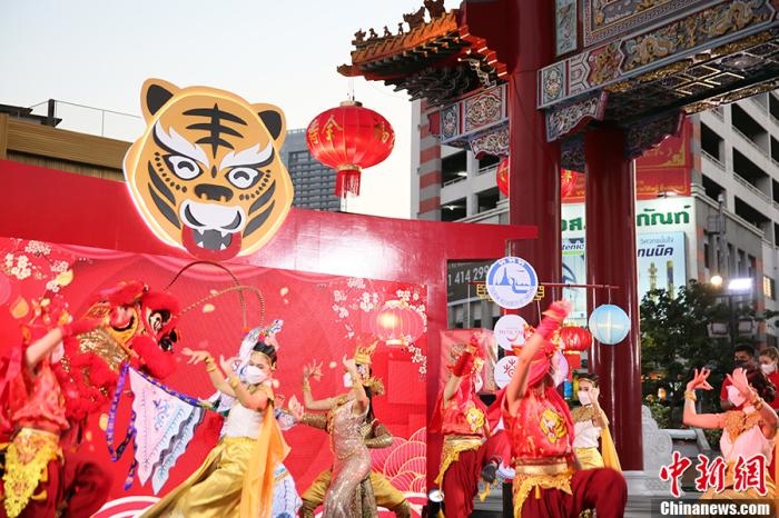 資料圖：2022年1月29日，“點亮耀華力”春節燈光展在泰國曼谷唐人街開幕，藝術家們在開幕式上表演。 <a target='_blank' href='/'>中新社</a>記者 王國安 攝