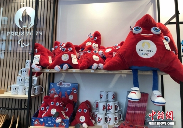 图为当天拍摄的巴黎2024官方特许商品旗舰店销售的巴黎奥运会吉祥物。 <a target='_blank' href='/'>中新社</a>记者 李洋 摄 图为当天拍摄的巴黎2024官方特许商品旗舰店销售的巴黎奥运会吉祥物。 <a target='_blank' href='/'>中新社</a>记者 李洋 摄