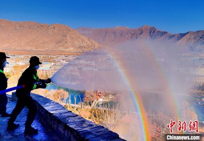 12月6日,布达拉宫消防救援大队在布达拉宫山体林草区域开展湿化工作。 刘瑜 摄