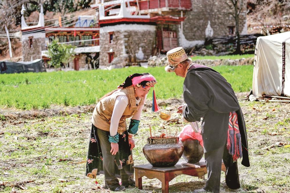 རྒྱལ་མོ་ཚ་བ་རོང་གི་གཉེན་སྒྲིག་གོམས་སྲོལ།