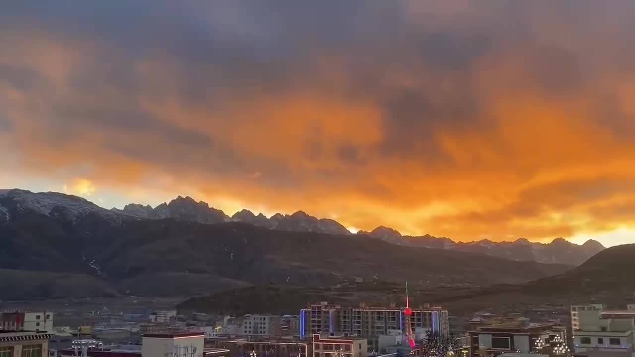 冬季的川西 雪山碰上了火烧云