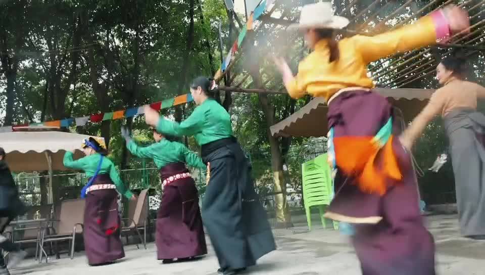 穿着漂亮的藏装 欢乐的锅庄跳起来