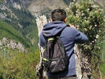 Vlogger showcases rare wild flowers in SW China’s Tibet