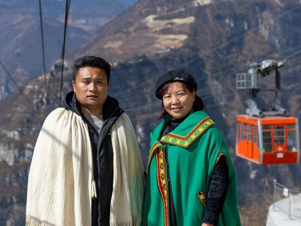 悬崖上的村庄，两位全国人大代表接力“探路”