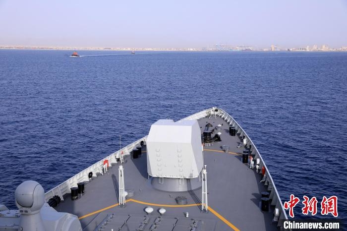 當地時間4月26日，海軍軍艦赴蘇丹緊急撤離我在蘇丹人員。圖為南寧艦駛入蘇丹港。　唐思宇 攝