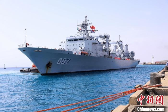 當地時間4月26日，海軍軍艦赴蘇丹緊急撤離我在蘇丹人員。圖為微山湖艦正在靠泊蘇丹港。　唐思宇 攝