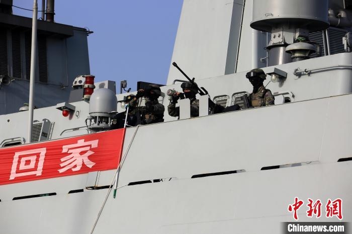 當地時間4月26日，海軍軍艦赴蘇丹緊急撤離我在蘇丹人員。圖為海軍陸戰隊觀察警戒周邊區域。　劉青堯 攝