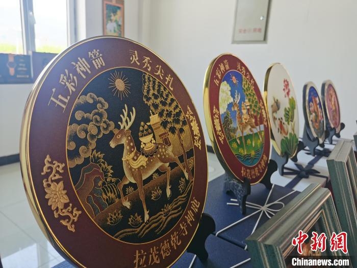 圖為尖扎縣手工藝品。　張添福 攝