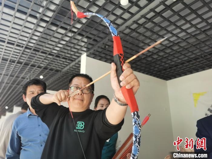 圖為民眾體驗木箭技藝。　張添福 攝