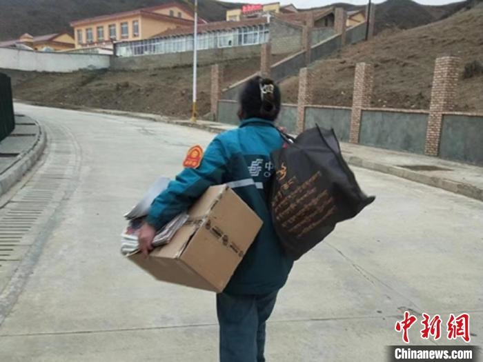 圖為麥桃吉送快遞途中。(資料圖) 中國郵政集團(tuán)有限公司甘肅省瑪曲縣分公司供圖