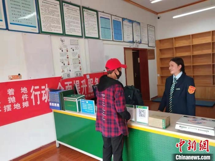 圖為麥桃吉熱情接待前來咨詢的民眾。(資料圖) 中國郵政集團(tuán)有限公司甘肅省瑪曲縣分公司供圖