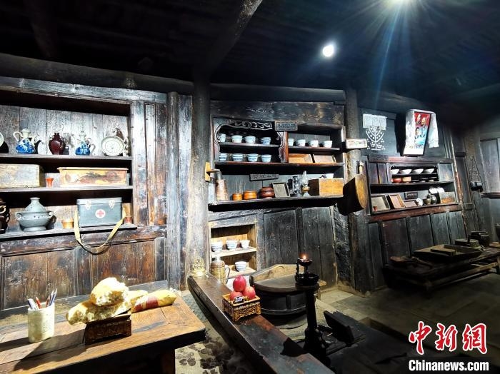 圖為古堡內生活場景展示。　張添福 攝