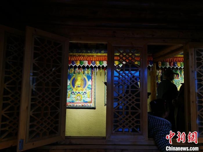 圖為作為展廳的古堡內一座土木二層結構“廊房式”建筑。　張添福 攝