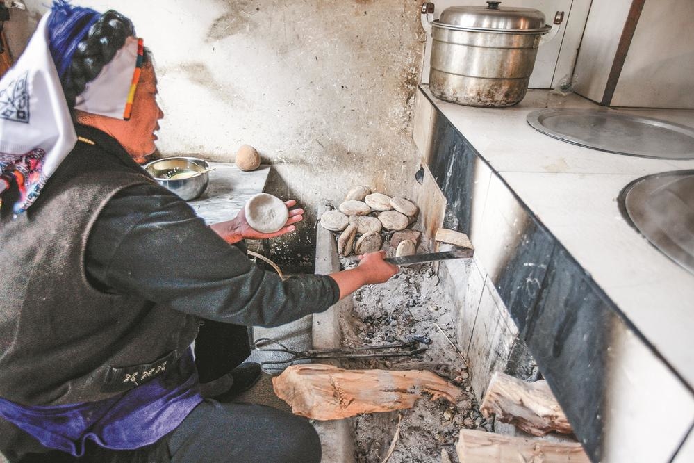 རྒྱལ་རོང་གི་ཐུན་མོང་མ་ཡིན་པའི་སྲོལ་རྒྱུན་ གྱི་བཟའ་བཏུང་རིག་གནས།