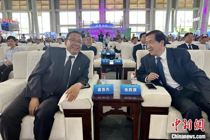 圖為海北州委書記夏吾杰(左)和州委副書記、州長(zhǎng)張勝源(右)在活動(dòng)中交流。　李雋 攝