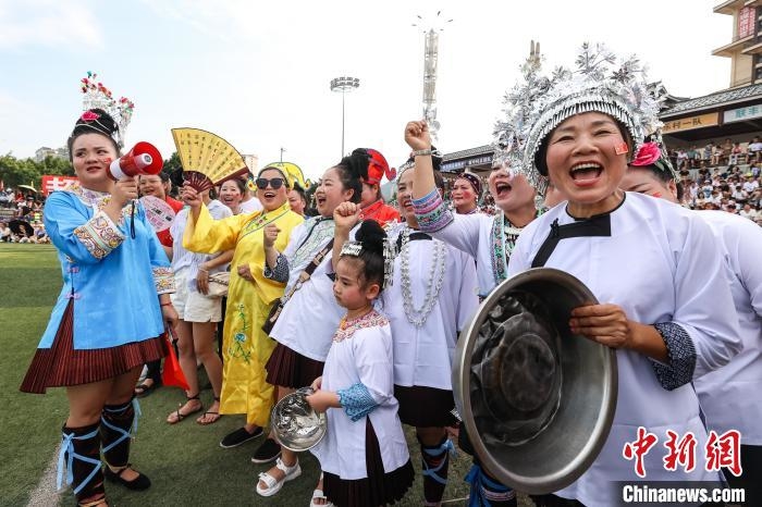 圖為貴州“村超”比賽現(xiàn)場，村民加油助威。　瞿宏倫 攝
