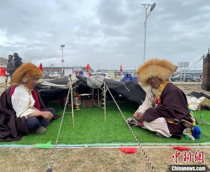 圖為黑帳篷制作比賽現場。　索朗多杰 攝