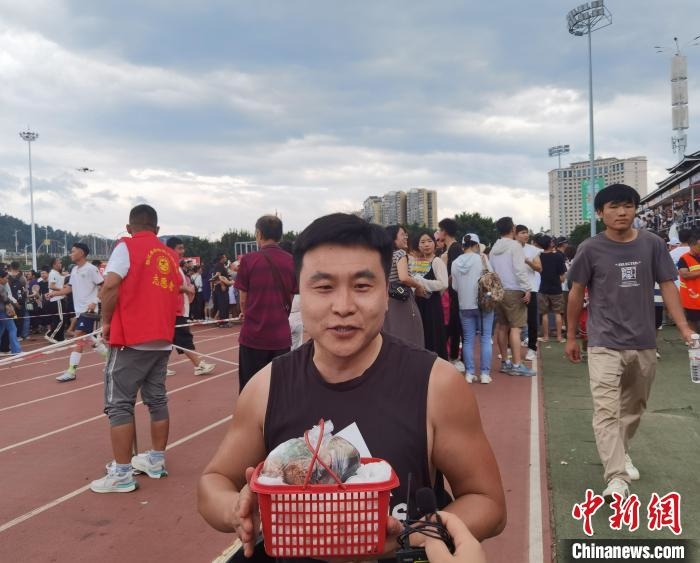 圖為在貴州“村超”現(xiàn)場的內(nèi)蒙古輪椅舞者狄文科。　周燕玲 攝