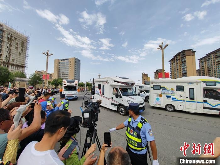 500多輛來自全國各地的房車、越野車、摩托車踏上塵封半年之久的獨庫公路，品味大美新疆。　王小軍 攝