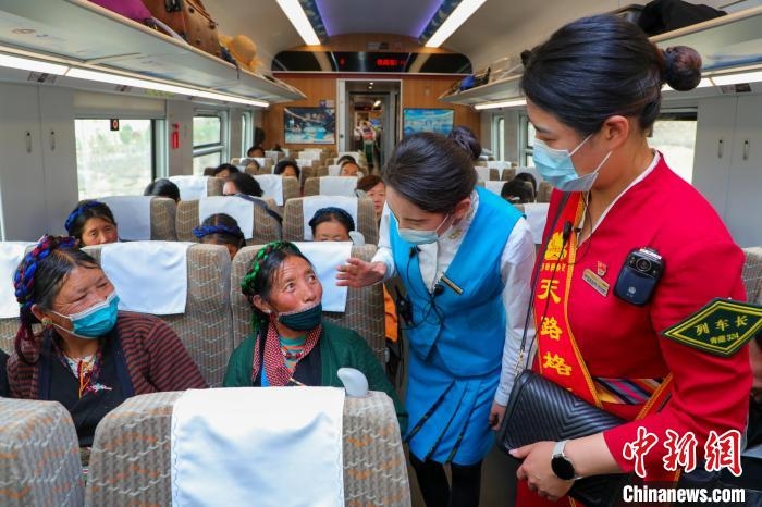 農(nóng)牧民乘坐高原復(fù)興號動車組出行?！≈軔傁?攝