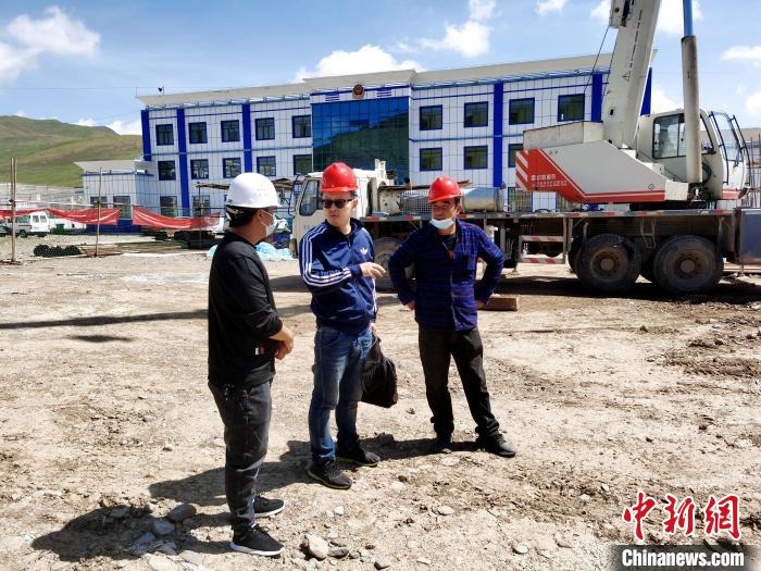 圖為上海援青干部在項目工地檢查工作。(資料圖) 上海援青干部聯絡組 供圖