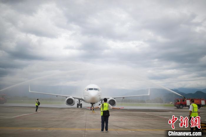 首條國外航空公司執飛芒市至仰光國際航線首航成功
