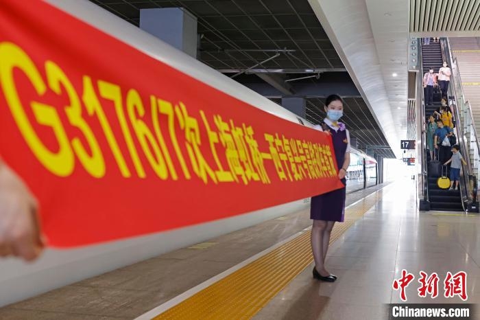 旅客帶著孩子乘坐G3176/7次復興號高鐵列車前往自己目的地。　殷立勤 攝