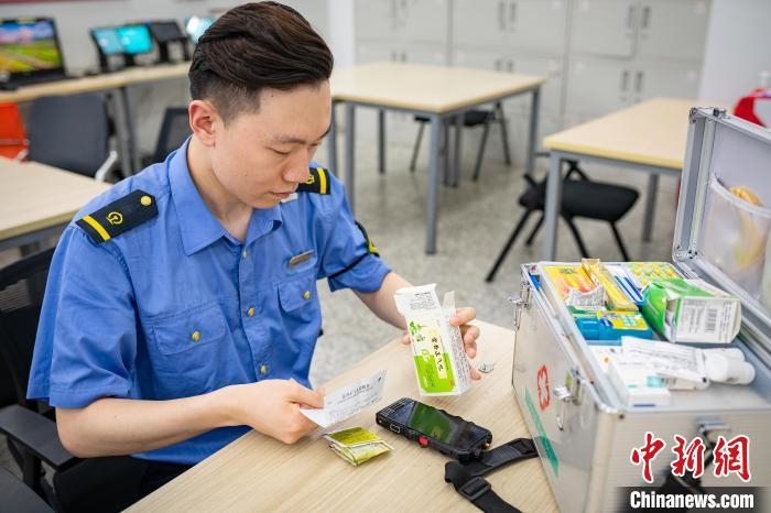 列車長正在檢查應急藥箱。　上海客運段供圖