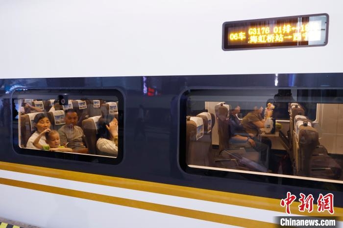 旅客帶著孩子乘坐G3176/7次復興號高鐵列車前往自己目的地。　殷立勤 攝