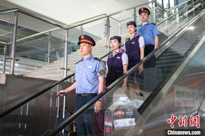 列車長帶領列車乘務員進入站臺?！∩虾？瓦\段供圖