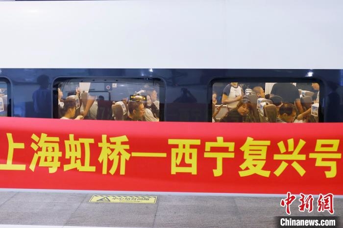 旅客乘坐G3176/7次復興號高鐵列車前往自己目的地?！∫罅⑶?攝