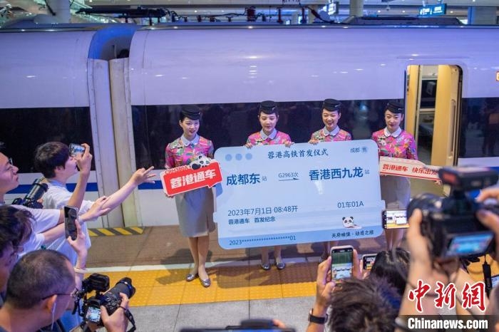 G2963次列車乘務員展示首發車“車票”。　劉忠俊　攝