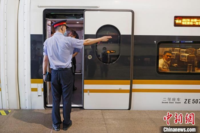 列車長進行開車前的安全檢查?！∫罅⑶?攝