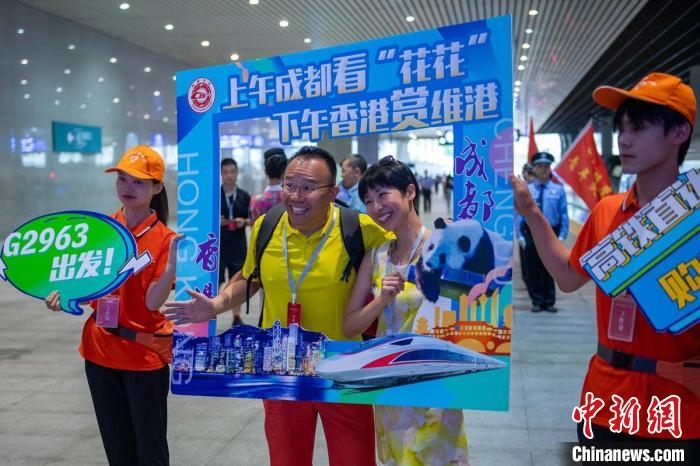 成都東站站臺上乘客拍照留念。　劉忠俊　攝