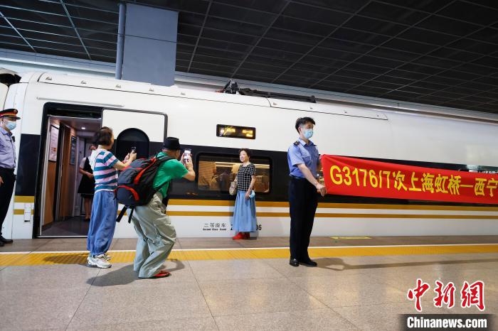 旅客在G3176/7次復興號高鐵列車前合影?！∫罅⑶?攝