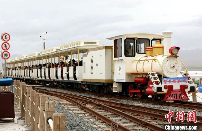 圖為茶卡鹽湖的旅游小火車(chē)?！⊙Φ?攝