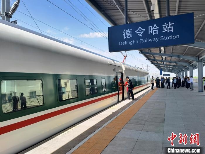 圖為“復(fù)興號”動車組抵達德令哈站。　祁增蓓 攝