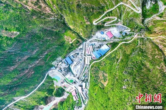 空中俯瞰沿江高速公路宜賓至涼山州金陽段溜筒河隧道施工建設(shè)現(xiàn)場。　蜀道集團(tuán)供圖