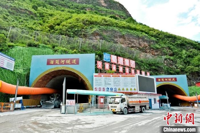沿江高速公路宜賓至涼山州金陽段溜筒河隧道洞口。　蜀道集團(tuán)供圖
