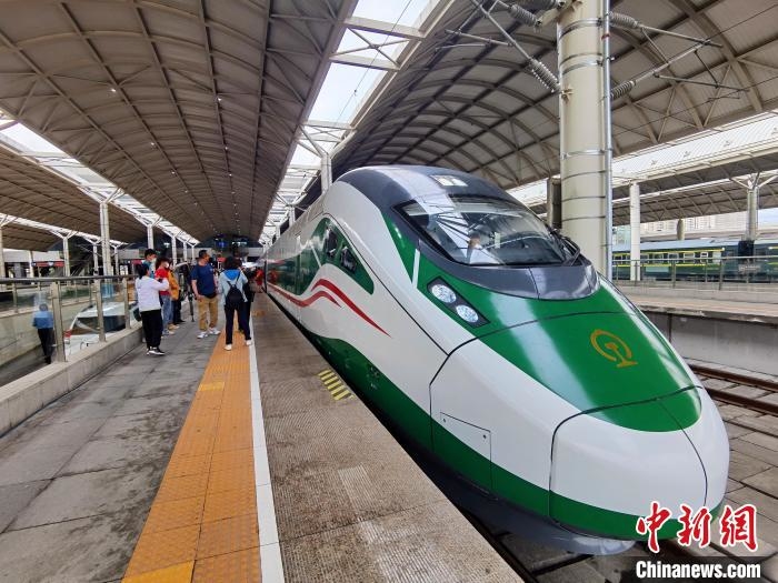 圖為即將駛上青藏鐵路西格段的首發(fā)“復(fù)興號”動車組列車。　祁增蓓 攝