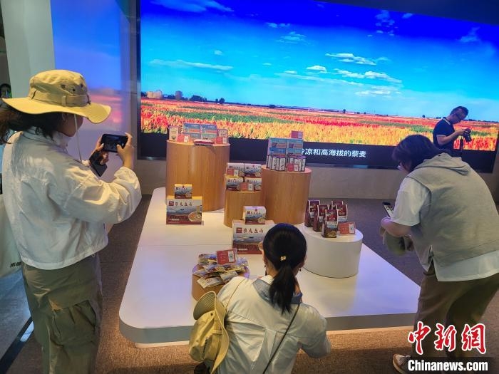 圖為青海農林牧商品交易中心的商品展示。　薛蒂 攝