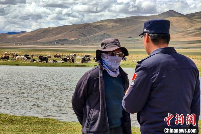 資料圖為民警何宗源在公珠湖了解牧民情況。　龍小鳳 攝
